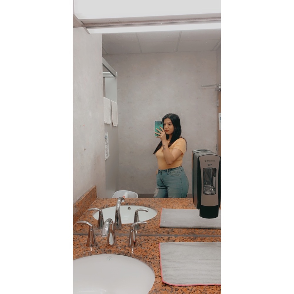 Meet your Posher, Adela